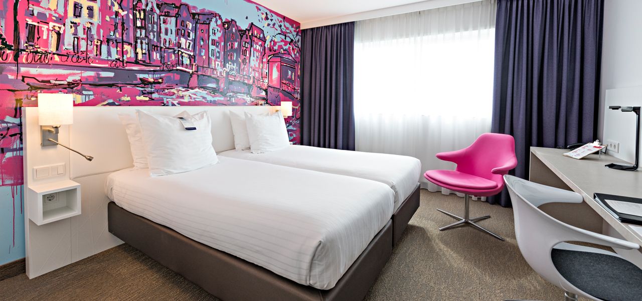 hotelkamer-roze-art-hotel-amsterdam